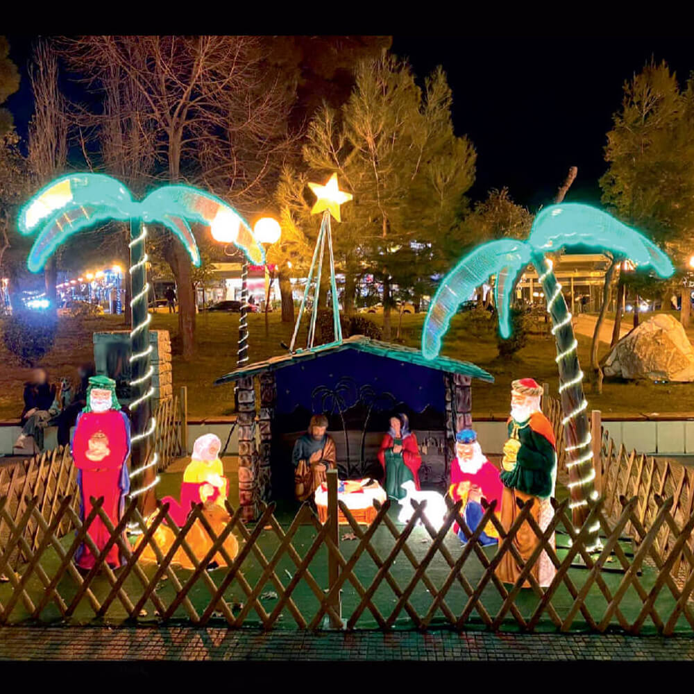 fatni_megali_agia_oikogeneia_me_magous_kai_foinikes_me_fos_03.103.552