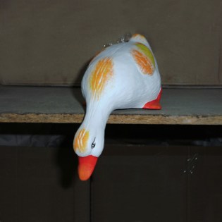 diakosmitiko_papaki_pou_koitaei_kato_keramiko_lefko_spiti_kipos_vitrina_03.202.626b