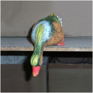 diakosmitiko_papaki_pou_koitaei_kato_keramiko_prasino_spiti_kipos_vitrina_03.202.626a