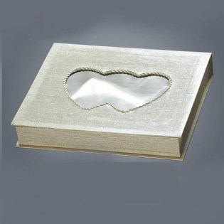 stefanothiki-me-kardies-enomenes-00.700.495